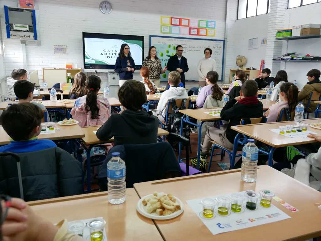 Participantes en una cata de aceite durante las III Jornadas de Oleoturismo