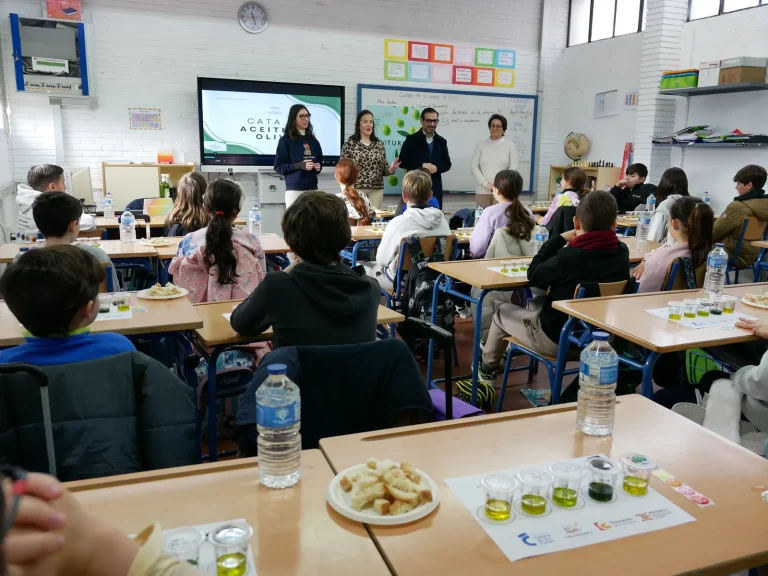 Participantes en una cata de aceite durante las III Jornadas de Oleoturismo