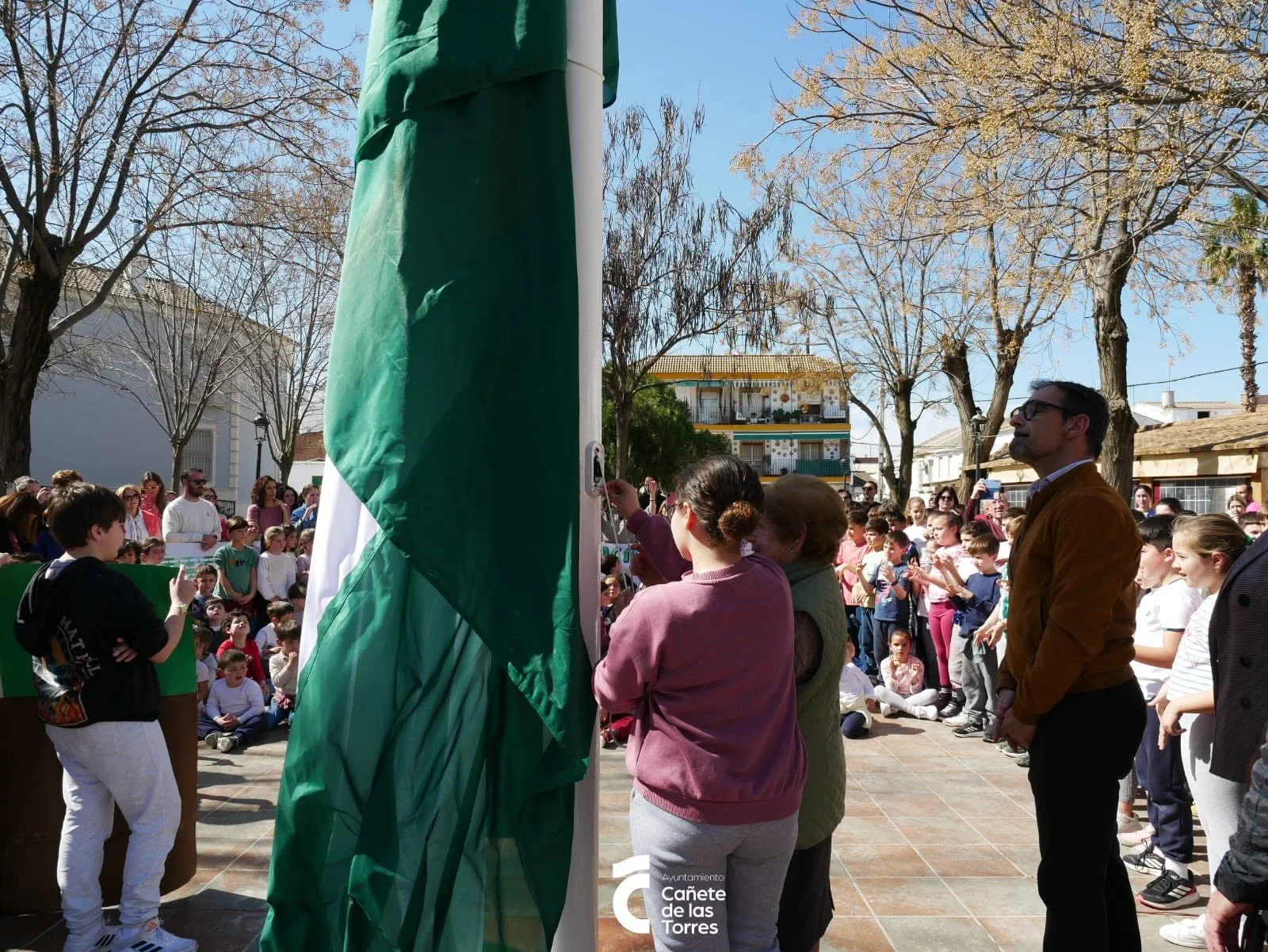 Una bandera que une generaciones. Fotografía de portada.