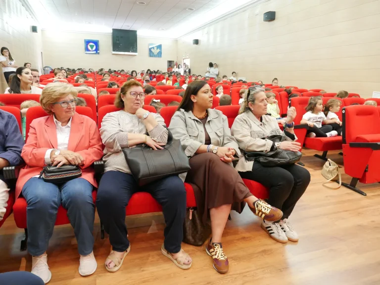 Pequeñas plumas, grandes historias en el Certamen Literario del CEIP Ramón Hernández Martínez. Fotografía de portada.