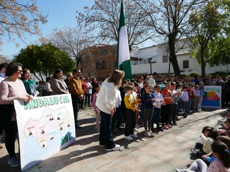 El Ayuntamiento, junto al CEIP Ramón Hernández Martínez. Fotografía de portada.