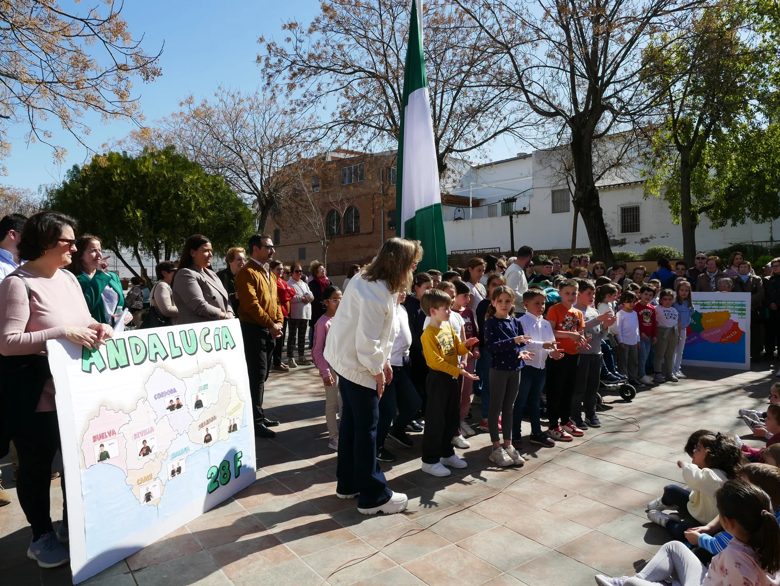 El Ayuntamiento, junto al CEIP Ramón Hernández Martínez. Fotografía de portada.